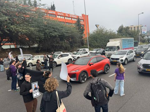 מפגינים חוסמים את איילון דרום