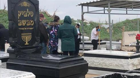 הרצח וההתאבדות באסף הרופא: בני הזוג הובאו למנוחות - "תמיד תהיו בלב"