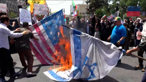 האיראנים יוצאים לרחובות: הפגנות התמיכה במשטר - לצד התקווה למרד