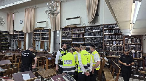 גבר נרצח בדקירות בישיבה בבני ברק, החשוד נמלט