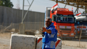 משאיות עם סיוע המוניטרי מגיעות למעבר רפיח בעזה 21.10.23