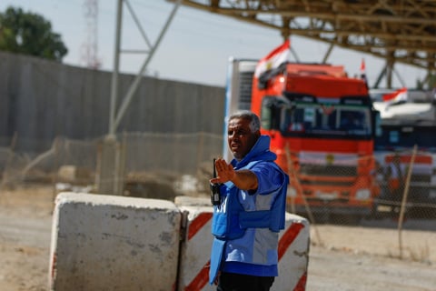 משאיות עם סיוע המוניטרי מגיעות למעבר רפיח בעזה, אוקטובר 2023