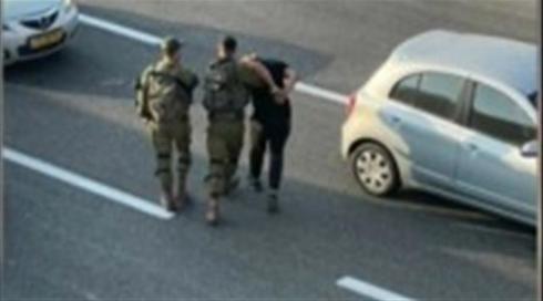 "הוא אמר לי - אם תגיד עוד מילה אני הורג אותך": האלימות וההשפלה שסופגים פלסטינים במחסום מכבים