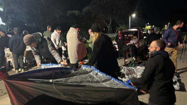 משפחות החטופים הקימו אוהלים מול ביתו של נתניהו