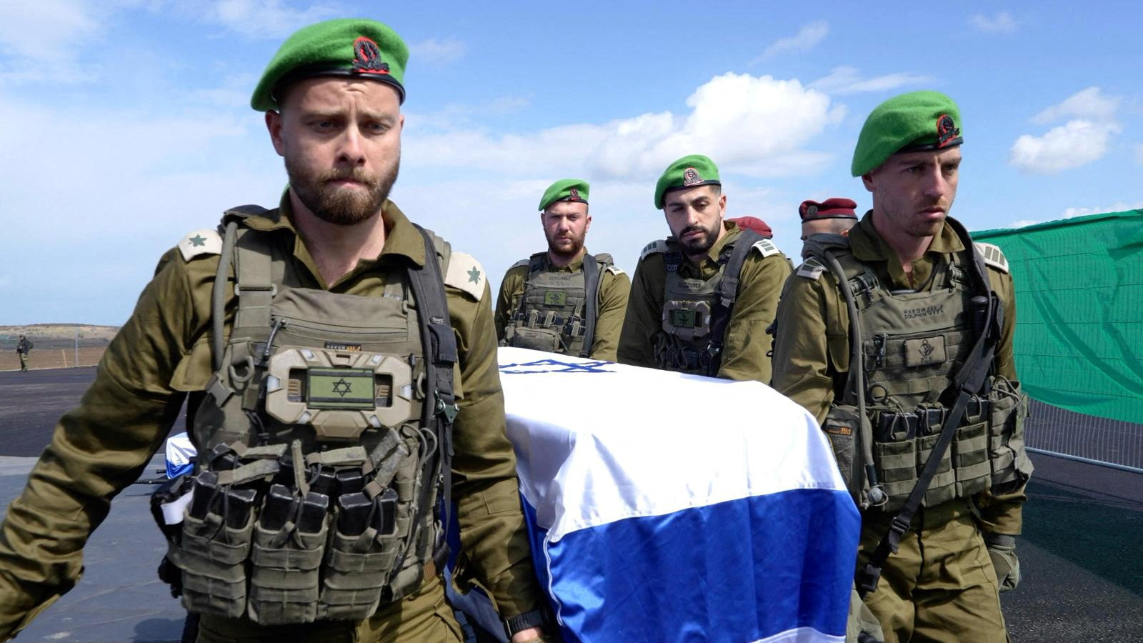 חיילי צה"ל נושאים את ארונות החטופים החללים