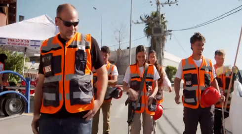 עם של גיבורי על: בני נוער מסייעים לתושבים שבתיהם נפגעו בבית שמש