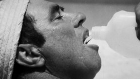 איש מתרענן בים המלח. 9.7.1978