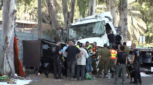 חשד לפיגוע דריסה ליד גלילות: הרוג ו-37 פצועים, רובם קשישים