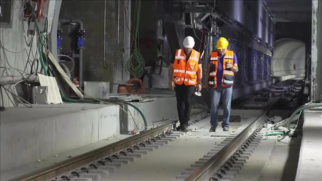 אורי לוי בדרכים – הרכבת התחתית בת"א