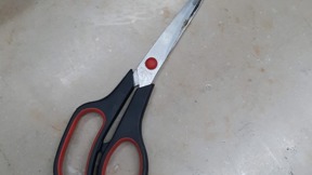 מספריים ניסיון דקירה של שוטר