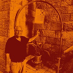 אמנון שילוני בשעת יצירה