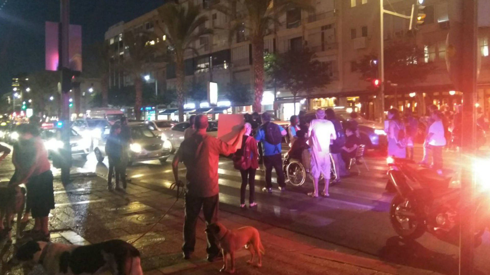 פעילים במאבק הנכים חוסמים את רחוב אבן גבירול בת"א,