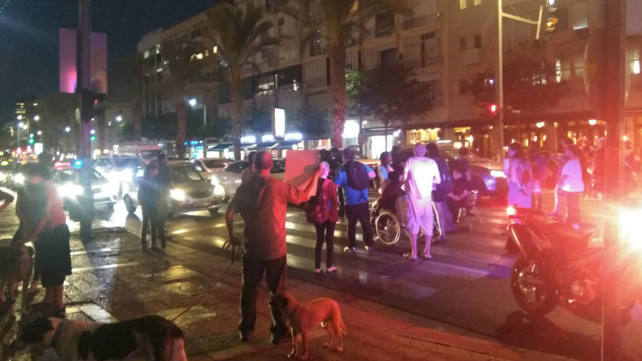 פעילים במאבק הנכים חוסמים את רחוב אבן גבירול בת"א,