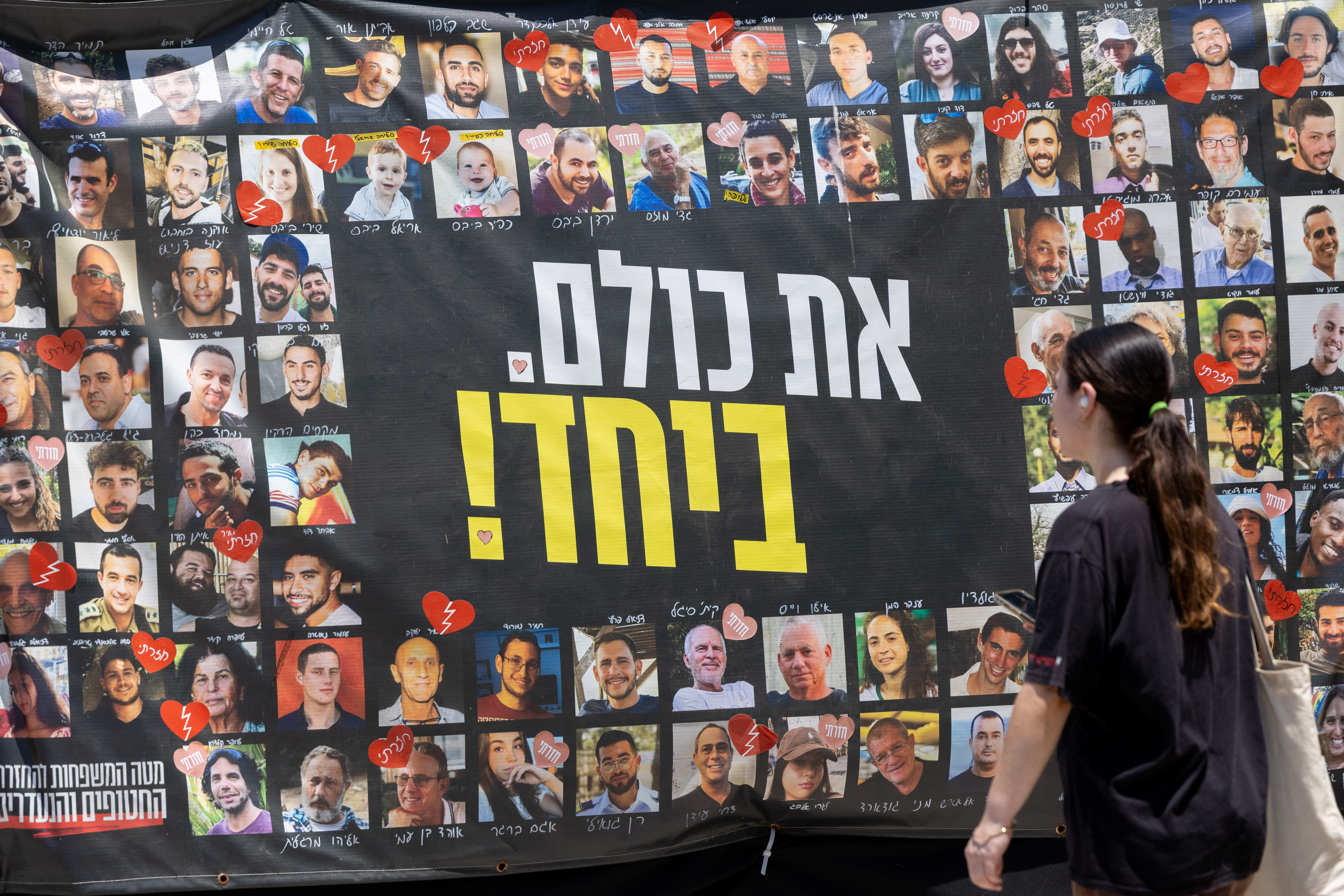 שלט חטופים בתל אביב