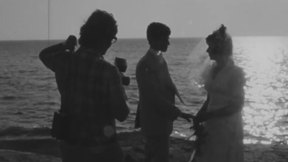 זוג מצטלם לחתונה.