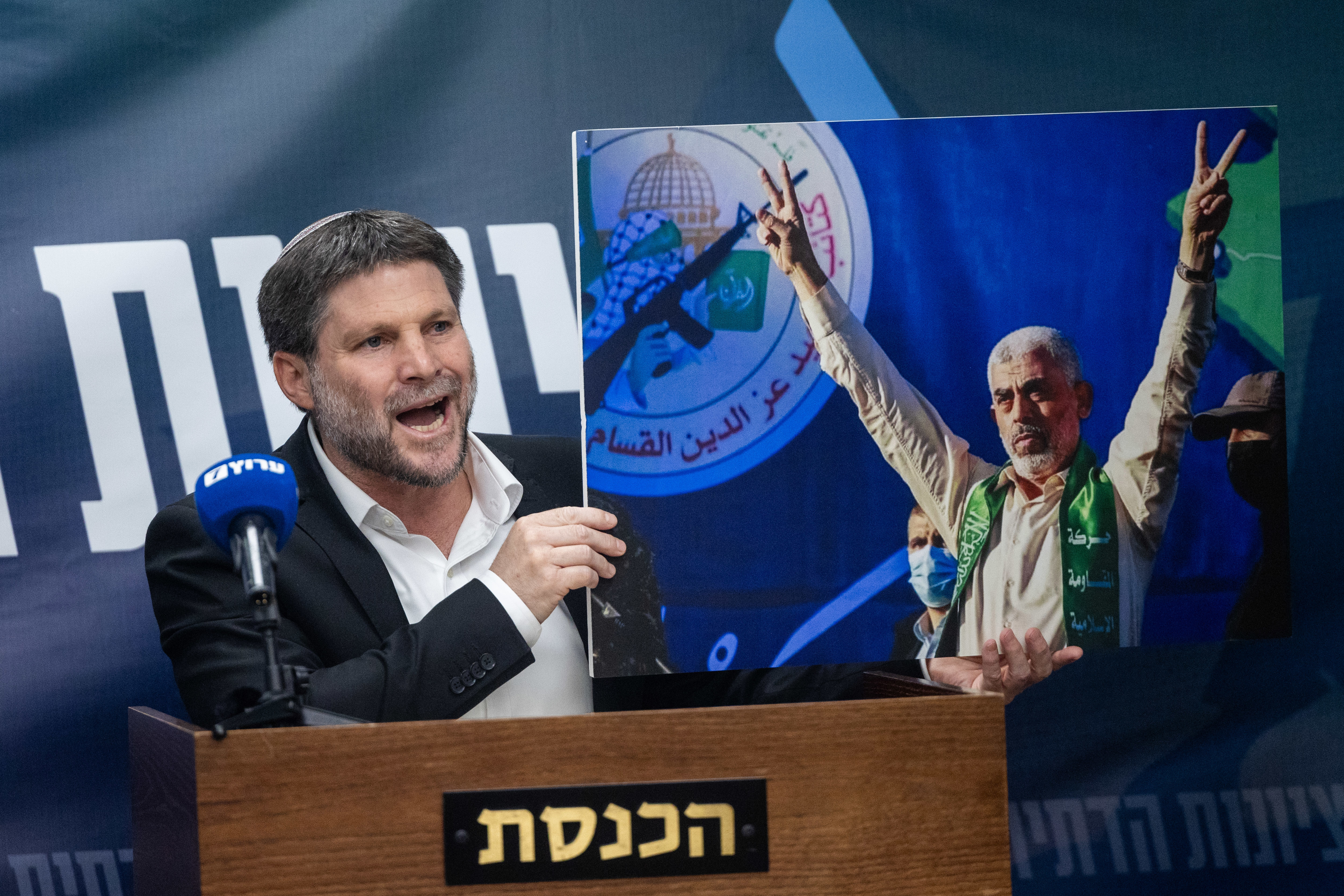 שר האוצר בצלאל סמוטריץ' מחזיק בתמונתו של יחיא סינוואר בישיבת הסיעה