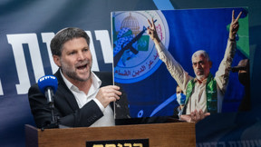 שר האוצר בצלאל סמוטריץ' מחזיק בתמונתו של יחיא סינוואר בישיבת הסיעה