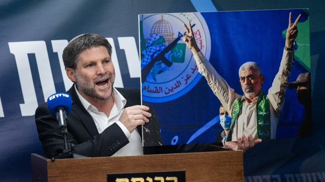 שר האוצר בצלאל סמוטריץ' מחזיק בתמונתו של יחיא סינוואר בישיבת הסיעה