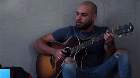 מהתותחנים למצעד הפזמונים: רון בוחניק שר מעומק הכאב וכובש לבבות