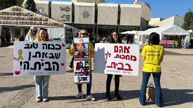 שלטים למען אגם ברגר בכיכר החטופים