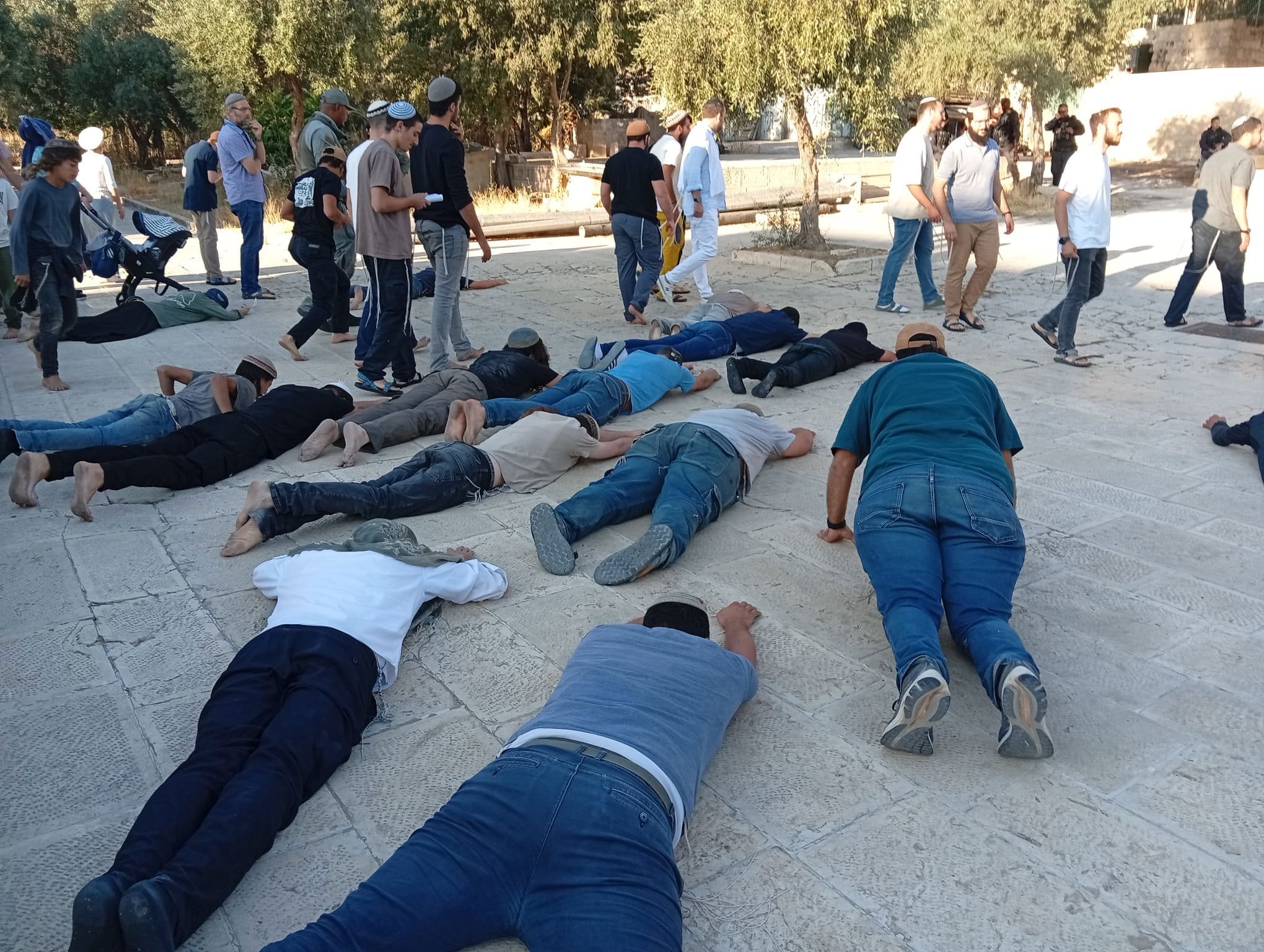 יהודים מתפללים ברחבת הר הבית