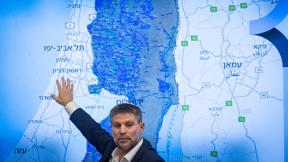 שר האוצר בצלאל סמוטריץ' עם מפת יהודה ושומרון, ספטמבר 2025