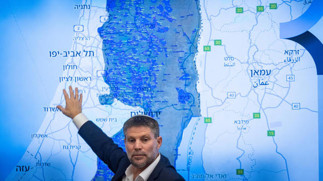 שר האוצר בצלאל סמוטריץ' עם מפת יהודה ושומרון, ספטמבר 2025