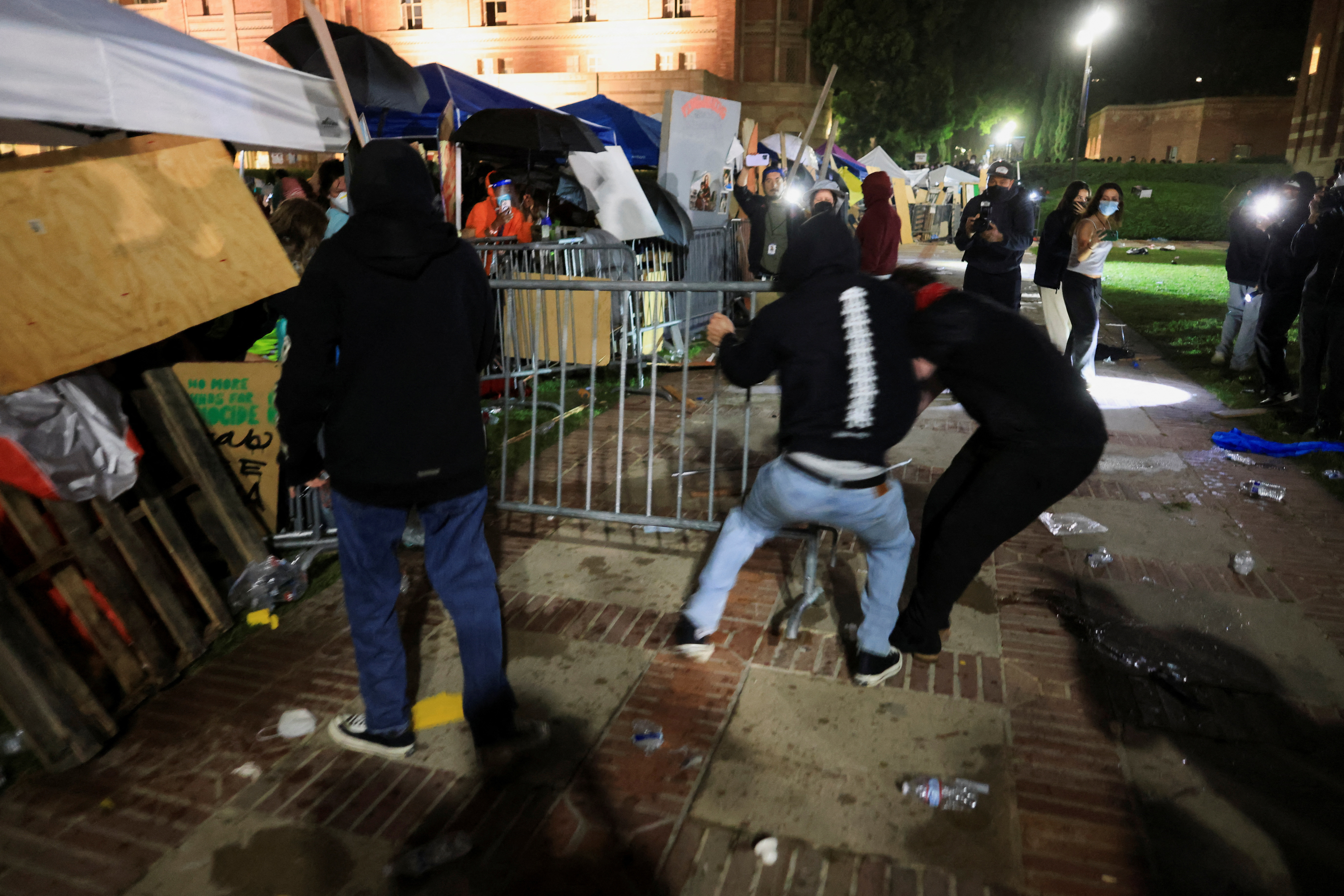 עימותים אלימים UCLA 01.05.2024