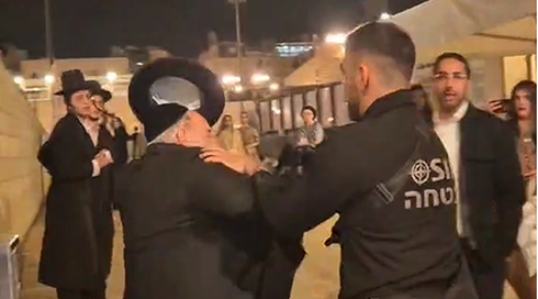מאבטח נעצר לאחר שתקף אדם מבוגר בכניסה לכותל