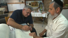 הניצחון של עלומים: שנה אחרי הטבח - חברי הקיבוץ יחגגו את שמחת תורה בבית