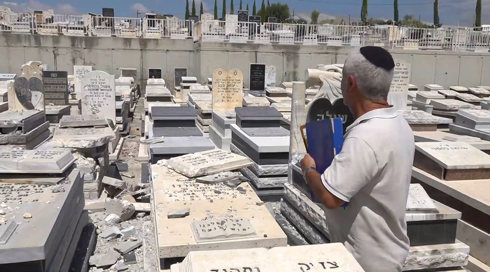 גם למתים אין מנוחה: רקטות ניפצו את הקברים והמצבות בבית העלמין בצפון