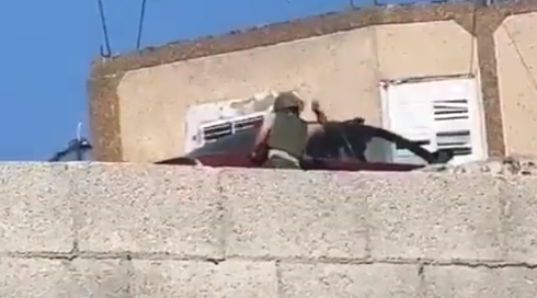 חייל תועד כשהוא משחית רכב פלסטיני | צה"ל: "אירוע חמור"