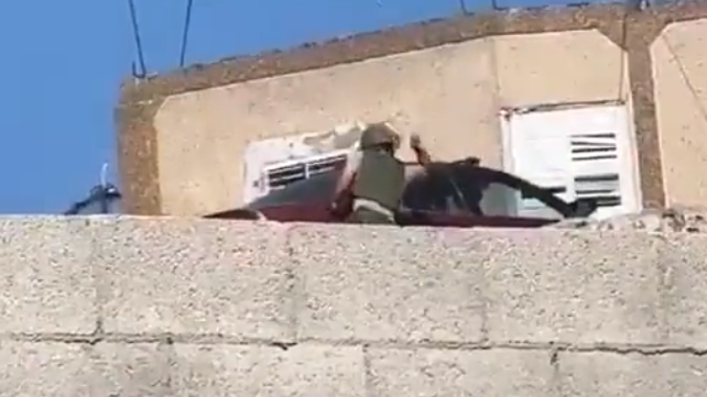 חייל צה"ל תועד כשהוא משחית רכב פלסטיני ליד שכם
