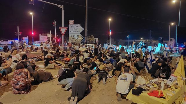 צבע אדום בזמן עצרת בצומת שער הנגב