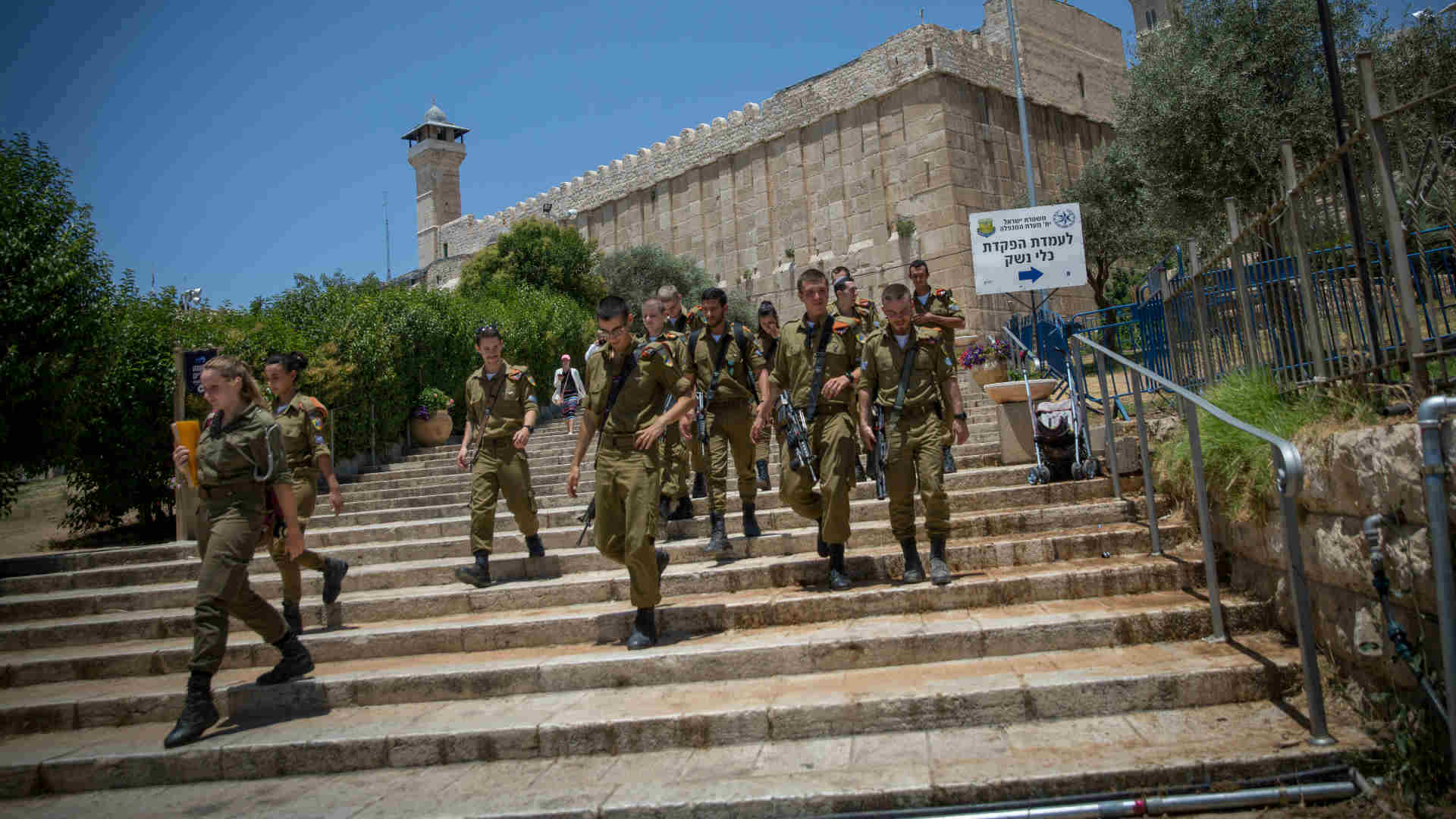 חיילים בסיור חינוכי במערת המכפלה בחברון, יולי 2017