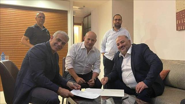 עבאס, לפיד ובנט חותמים על הסכם קואליציוני