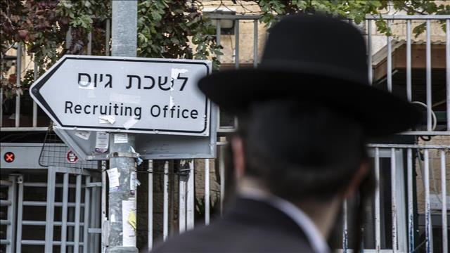 חרדים סמוך ללשכת הגיוס בירושלים