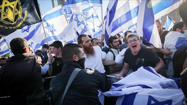 עימותים בין משתתפי צעדת הדגלים לשוטרים