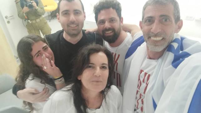 גיא גלבוע דלאל בתמונה ראשונה עם משפחתו