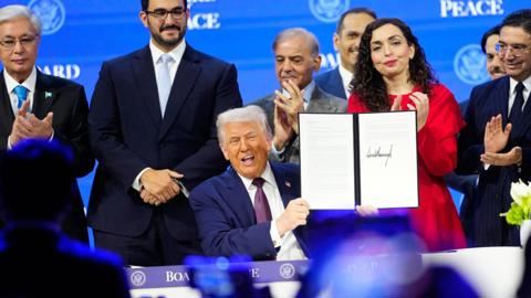 הנשיא טראמפ משיק את מועצת השלום בשווייץ, בחודש שעבר
