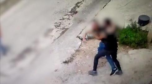תיעוד: הקורבן שאל אדם ברחוב "על מה אתה מסתכל?" - ונדקר