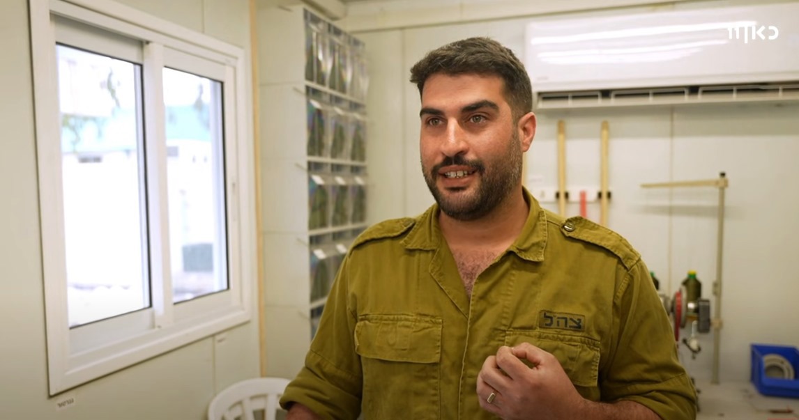 מתנדבים שמחזירים את הציוד הצה"לי הבלוי לחיים