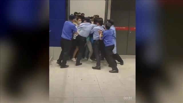 סין: ניסו להימלט מאיקאה - ונחסמו ע"י שוטרים