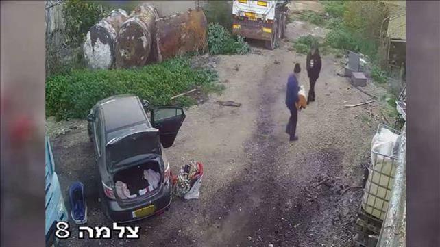 מתפלל בבית כנסת בשדרות גנב שבעה ספרי תורה