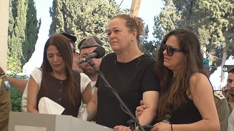 גלית חזות, אימו של סרן דוד חזות, בהלווית בנה בבית העלמין באשקלון צילום: כאן חדשות