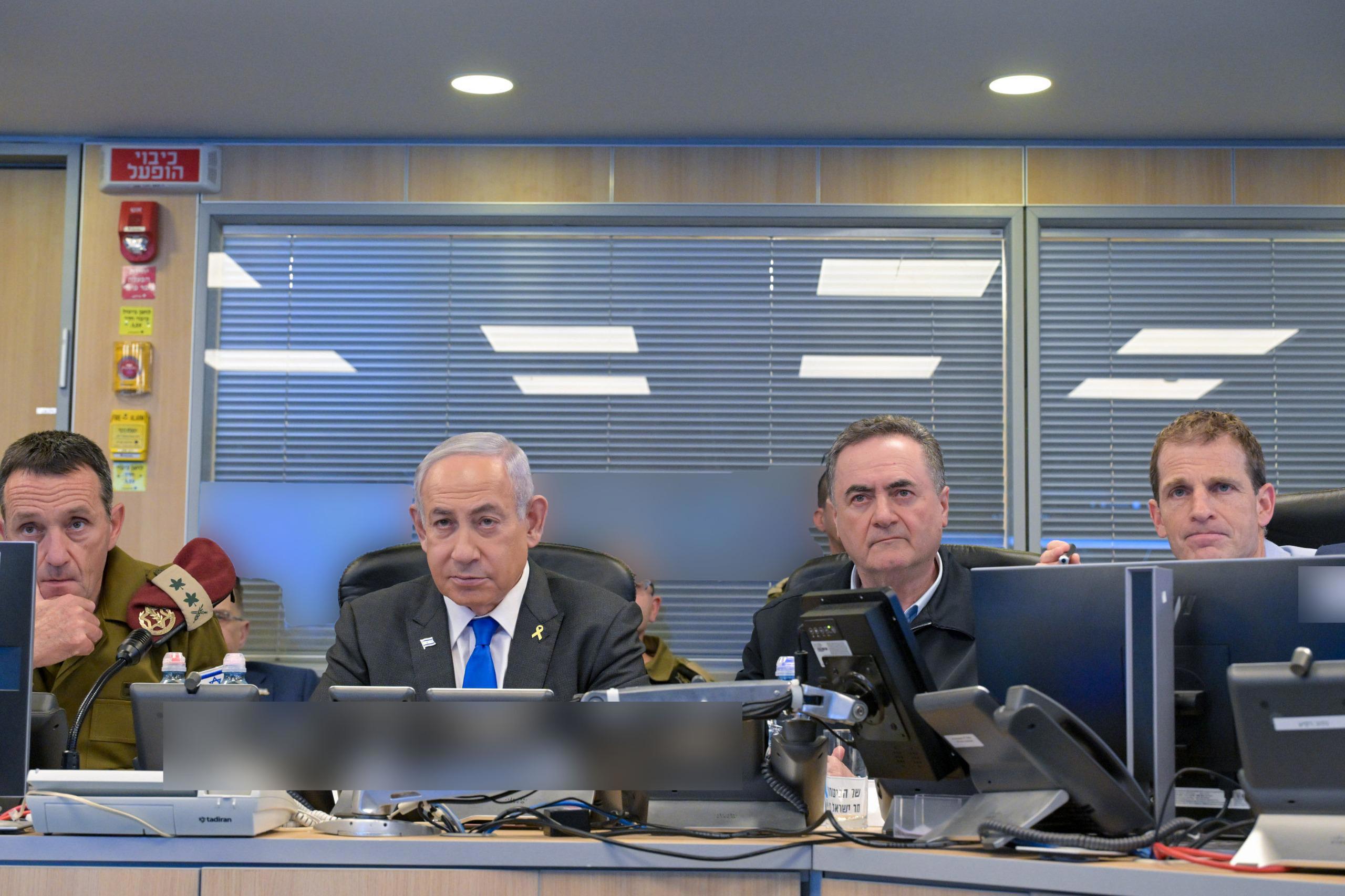 בנימין נתניהו וישראל כ"ץ בבור בתקיפה בתימן