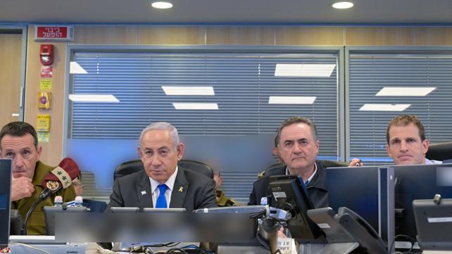 בנימין נתניהו וישראל כ"ץ בבור בתקיפה בתימן