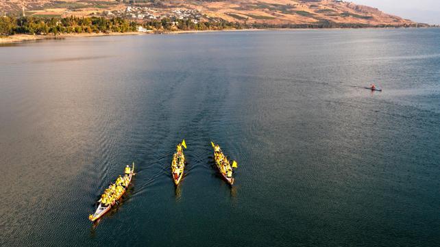 חותרות דרגון עמק הירדן במשט מחאה בכינרת בקריאה להשבת החטופים