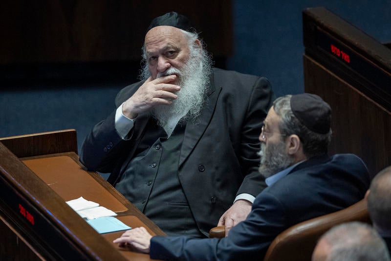 חברי הכנסת משה גפני ויצחק גולדקנופף במליאת הכנסת, יולי 2026