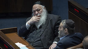 חברי הכנסת משה גפני ויצחק גולדקנופף במליאת הכנסת, יולי 2026